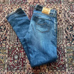 Jacob Cohën jeans i storlek 35 passar mindre! Byxorna är i väldigt bra skick men lappen på baksidan lite slitningar. Nypris över 5000kr!🙌🏽 Kan gå ner i pris vid smidig affär!🙌🏽