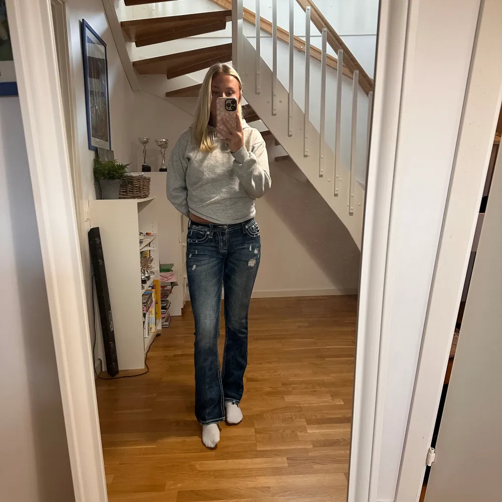 Säljer nu mina miss me jeans då de inte kommer till användning nästan aldrig använda och i väldigt gott skick 🌸 därav priset på hemsidan kostar de 1,300, den passar mig som är 1,70❤️. Jeans & Byxor.