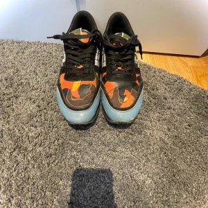 Valentino rockrunners  - Säljer nu mina rockrunners, cond 7/10. Säljer dom för att dom har växt ut.Pris kan diskuteras SKORNA FÖLJER BARA MED. 