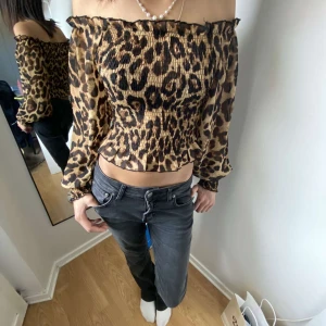 Leopard blus - Jätte söt leopard blus med resor i armarna längst nere och i midjan!😍😍
