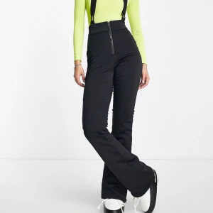 Skidbyxor - Säljer dessa skidbyxor från asos. Endast använda en gång då jag inte åker skidor. Orginalpris: 999kr. Skriv gärna för fler bilder💞