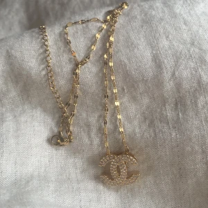 Chanel halsband  - Chanel halsband, rostfritt stål! Använd en gång! Säljer pga att jag redan har ett liknande ❤️