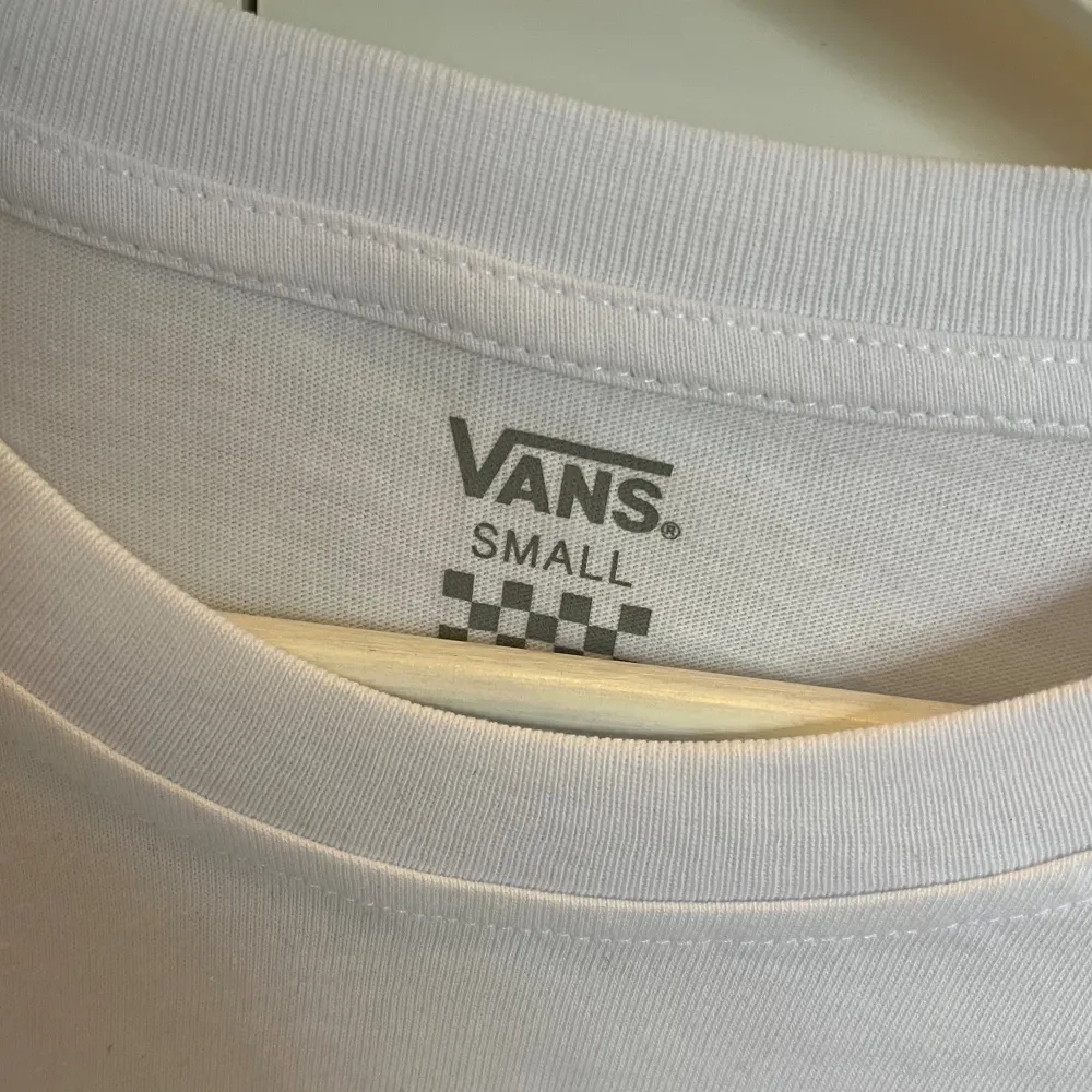 Jättefin långärmad tröja i från Vans som aldrig är använd. Den har tryck på bröstet och på ärmarna.🤍. T-shirts.