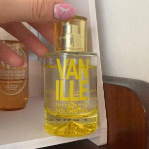 Köpt på Lindex för 199. Luktar vanilj, går bra att ha ensam men kan även användas i kombination med andra parfymer för att lägga till en vaniljdoft💛