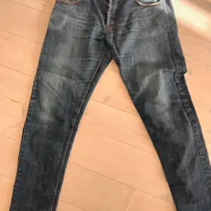 Ett par nudie jeans i modell grim Tim. Jeansen är i okej skick utan några stora defekter. Fler bilder kan fås! Storlek W28 Kolla gärna in våra andra jeans. Mvh, Nudie C