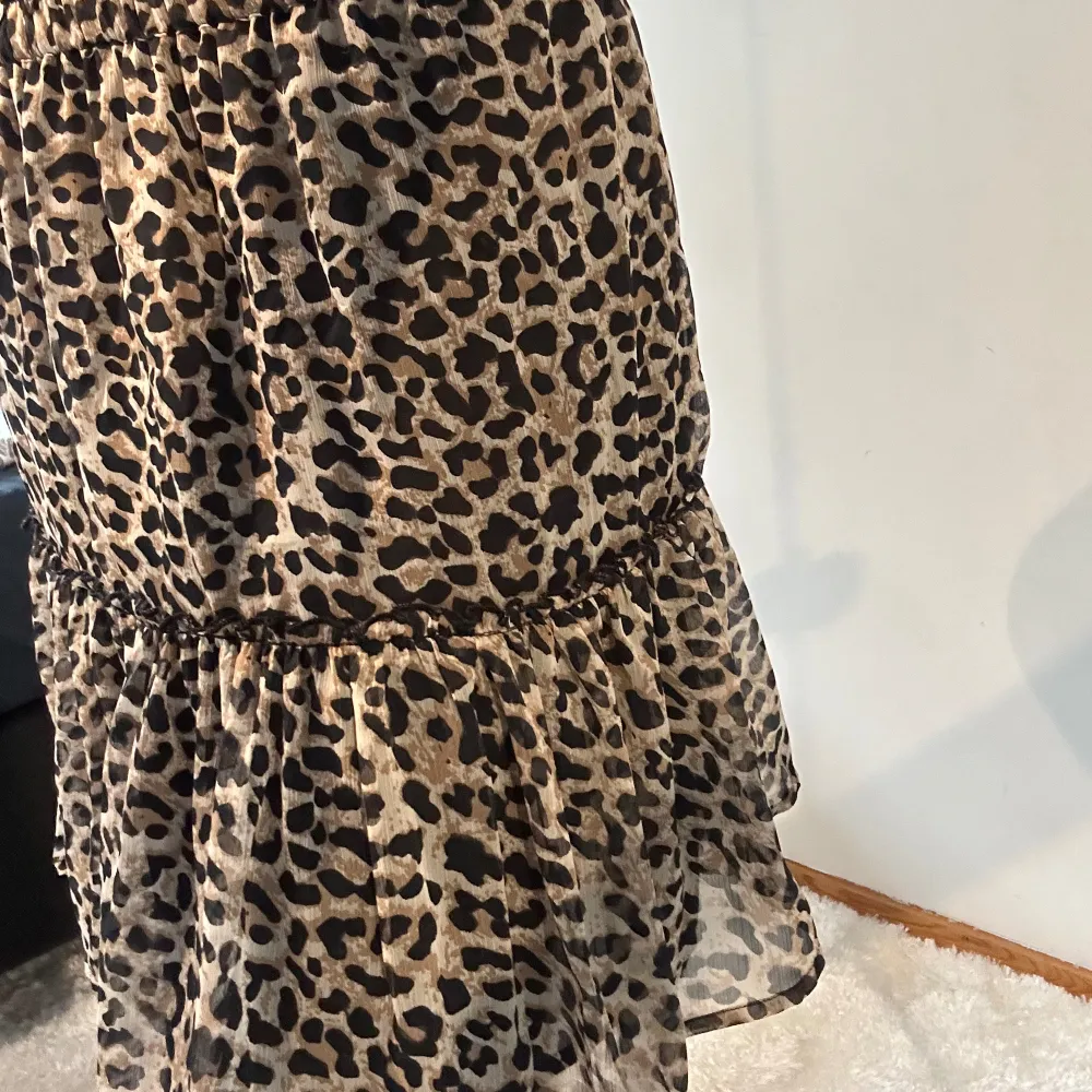 En super snygg och trendig leopard kjol som tyvärr aldrig kommer till användning 💞. Kjolar.