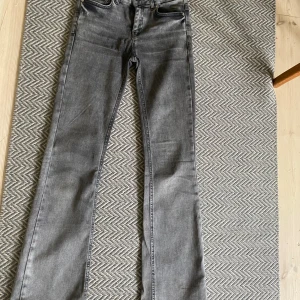 Bootcut jeans - Jag säljer mina gråa bootcut jeans från grunt då dom är för små för mig. Jeansen är i storlek 158 tror jag och har bra skick!