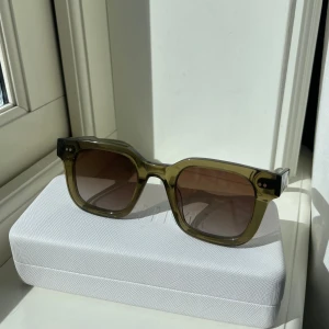 CHIMI 04 green  - Super fina CHIMIS 04 green som är mycket sparsamt använda! Perfekta till i vår och i sommar💞  Bara att skriva vid funderingar eller för fler bilder💞  (Påsen till glasögonen finns)   