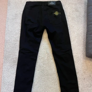 Stone island jeans - Stone island jeans i bra skick  Jag är 1,78  Sitter väldigt bra   Strl 32