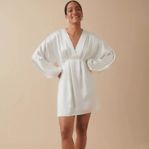 Studentklänning  - Superfin klänning som passar perfekt till studenten eller nu till sommaren🤍 Säljer då jag beställde två i olika storlekar. (Endast testad och prislappen kvar).