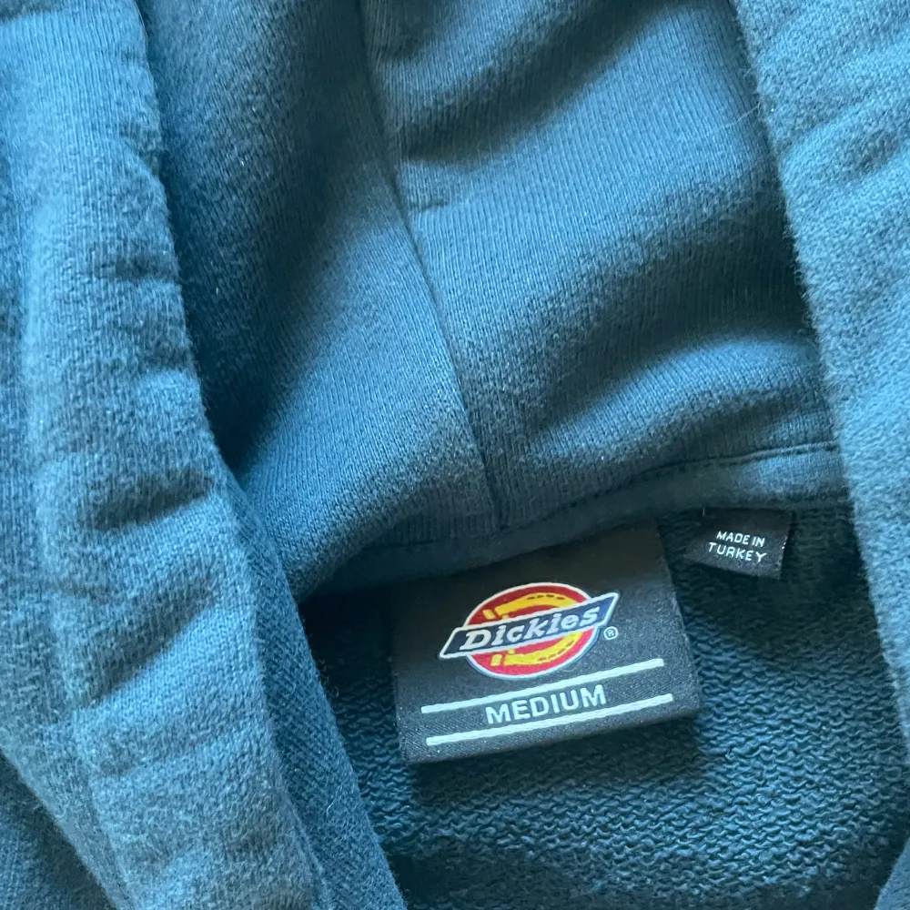 fet hoodie från märket dickies storlek M skick 9/10, endast provanvänd   skriv gärna frågor!!. Hoodies.