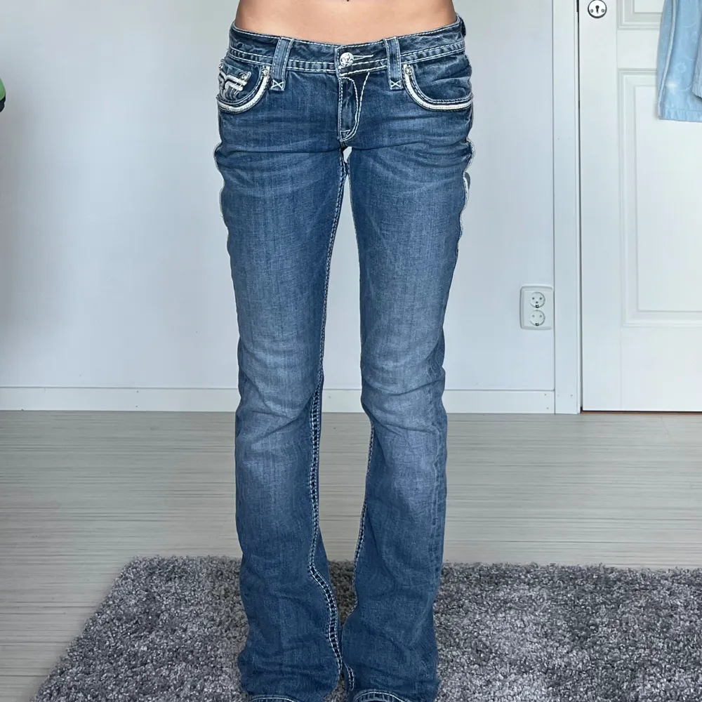 midjemått: 39cm rakt över, innerbenslängd: 80cm 💗 . Jeans & Byxor.