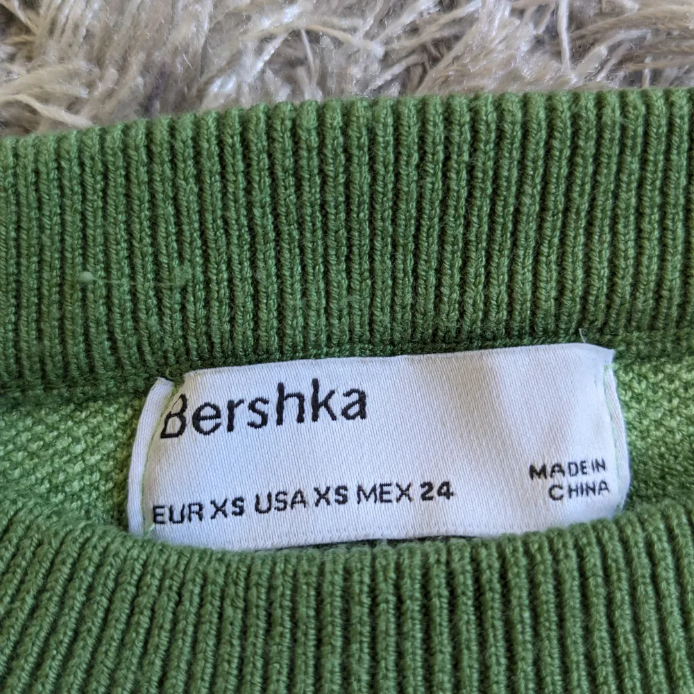Säljer denna fina tröja från Bershka, den är använd 2 gånger och den är i jätte bra skick. Jag säljer den för att jag inte är ett så förtjust i färgen. Kan skicka fler bilder vid intresse!💓. Tröjor & Koftor.