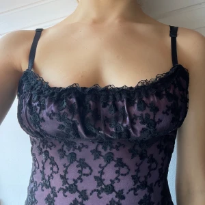 Violette spetsklänning - Kattig klänning i bra skick, bara för snyggingar ;)