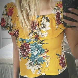 Sommar topp - Jättefin topp/blus från Gina Tricot med fina blommor på!🌸har Inte kommit till användning på länge så säljer vidare!