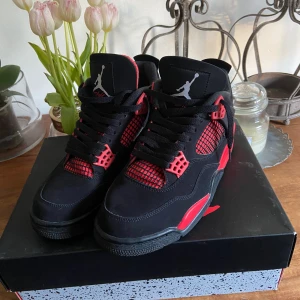 Jordan 4 Red Thunder - Storlek 41 Köpta på kicksnstuff.  Skick 8-10 Låda samt Kvitto medföljer