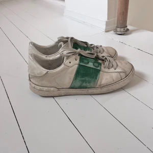 Valentino Opens - Lite slitna väl använda, mycket smutsiga valentinos. Går o fixa de mesta. Använt i 6 månader och har mycket kvar att ge. 