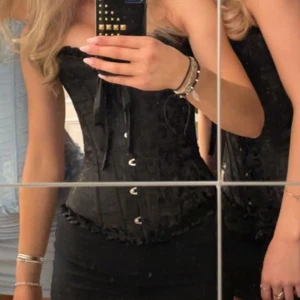Svart korsett - Säljer min svarta korsett jag hade förra halloween eftersom den inte kommer till användning!🥰 Den är i jättefint skick eftersom den bara är använd en gång. Jag köpte den från shein och den är i storlek xs💕 man kan justera storleken i ryggen😊