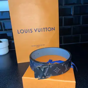 Säljer en Louis Vuitton bälte. Påse kartong och kvitto följs med. Fraktar ej, möts bara i Stockholm 