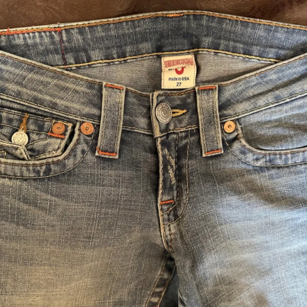 Säljer dessa sjukt snygga true religion jeans i en bootcut modell med super låg midja. Är helt kär i dessa jeans så är jätte ledsen att de tyvärr inte passar mig längre. midjemåttet:37 cm, innerbenslängden: 79 cm. Har inga bilder på då de ej passar.💗. Jeans & Byxor.