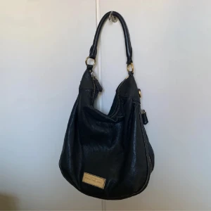 Marc Jacobs - Säljer denna så fina marc jacobs väska, dustbag medföljer. Har tyvärr inget kvitto så därav priset❤️