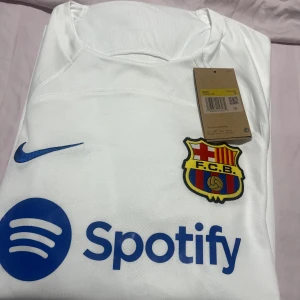 Barca long sleeve jersey  - Väldigt fin barca tröja som är i storlek s men passar både s och m, säljer då jag råkade beställa två. Köpte för 849:- och säljer för 650 pris går att diskuteras 