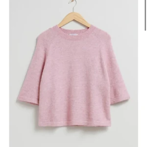 Stickad t-shirt  - Säljer denna superfina stickade tröjan💕💕💕fin till allt 
