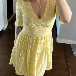 En gul söt klänning som endast är använd 1 gång 