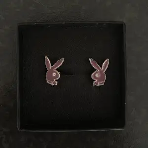 Säljer dessa snygga Playboy örhängen, aldrig använt