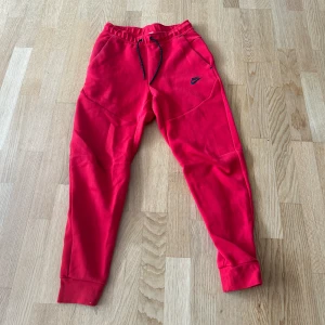 Nike tech fleece byxor - 9/10 skick  Säljer då dom har blivit för små Storlek xs 