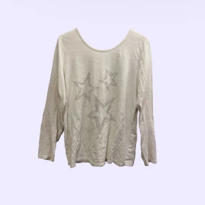 långärmad tröja med stjärnor 🌟  - jättefin tröja med stjärnor köpt secondhand. aldrig använd! ☆彡