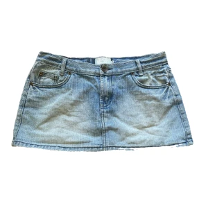 Miniskirt  - Elevate your style with this vintage M-sized mini skirt  boasting a chic pocket detail for added charm🩷‼️🙏