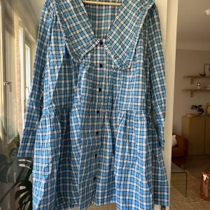 Klänning från GANNI - Nästan oanvänd klänning från Ganni. Sorg att sälja men hänger bara där 🥹 Inga slitage