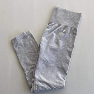 Vital seamless tights i ljus grå/ vit färg. Sparsamt använda och i bra skick! 🥰  (Priset är prutbart, speciellt om du köper fler plagg tillsammans) storlek medium men har passat small. 