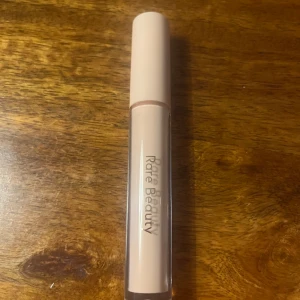 Rare beauty eye brightener - Rare beauty eye brightener i färgen light. Mycket kvar.