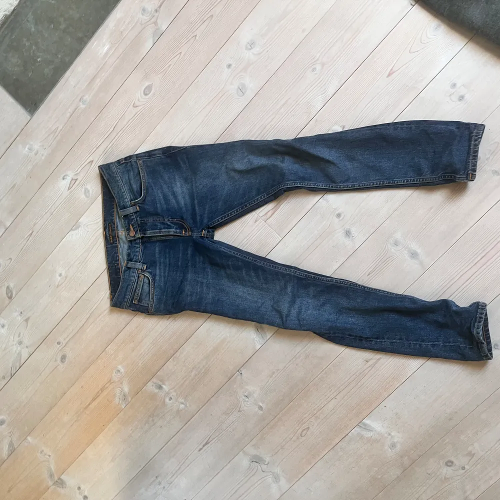 Hej säljer  ett par Nudie jeans som är sparsamt använda och nypris ligger runt 1599. Byxorns sitter slim straight och skulle säga att waist passar upp mot W30. Hör av er vid eventuella byten eller köp!!. Jeans & Byxor.