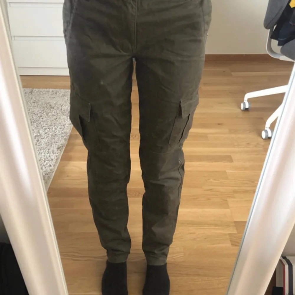 Army green guess pants . Jeans & Byxor.