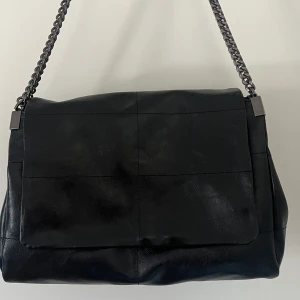 Väska zara - Säljer den jättesnygga väska från zara då jag hittade den väska jag egentligen ville köpa, väskan är som ny💖