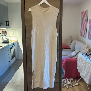 Stickad klänning - Fin beige klänning som är stickad och har slits 