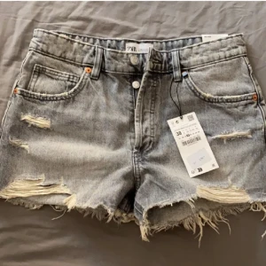 Zara jeansshorts  - Populära gråa jeansshorts från Zara 🩷 lånade bilder men skriv om ni behöver egna 💕 - Jag kan samfrakta med nåt annat från min profil men ni måste skriv till mej innan ni trycker på köp nu!