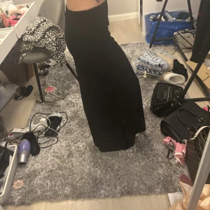 lång kjol  - lång kjol från gina, jättebekväm och går att ha som både lågmidjad och högmidjad 🩷 knappt använd