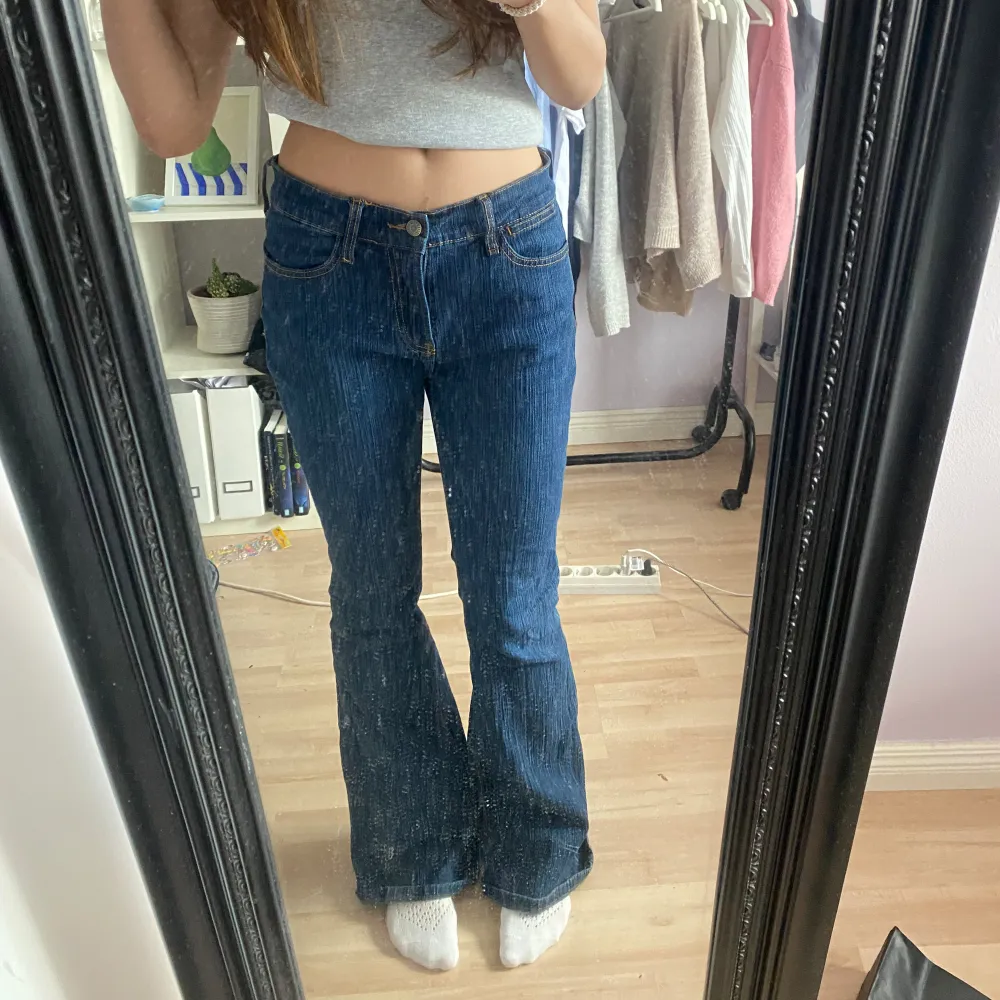 Otroligt snygga brandy melville jeans. De e lite förstora för mig vilket är varför jag säljer🥲. Slitage vid fållen men annars fint skick.💙 Midjemått tvärs över: 38cm Innerbenslängd: 81cm . Jeans & Byxor.