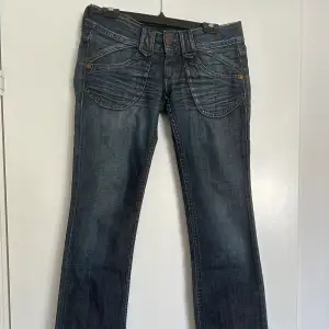 Ett par super snygga low waisted jeans med flare/bootcut. Passar super till y2k outfits och sommaren. ✨