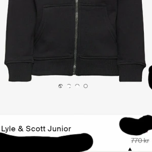 Lyle&scott junior hoodie för endast 600 köpte för runt 770 kr  - Super bra skick har knappt använt och har blivigt för liten 12/13 år den pasade mig när jag hade xxs-s