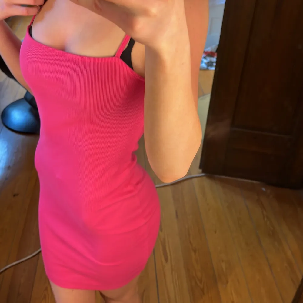 Jätte söt rosa klänning endast provad säljer få den ej är min stil💕. Klänningar.