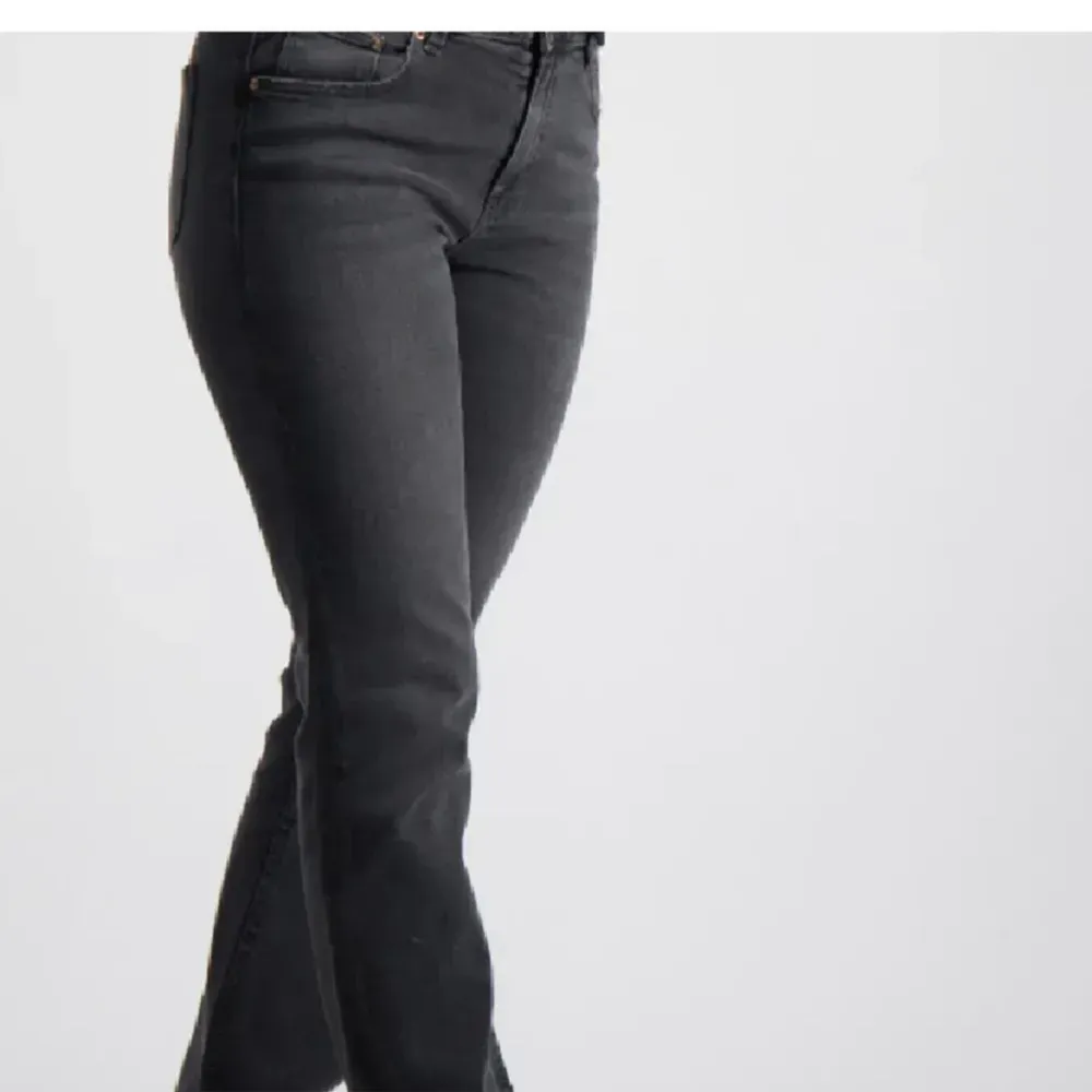 Säljer dehär jeansen från Gina tricot. Modellen är bootcut och lowwaist. St 164, passar någon som är 160-164cm. De är stretchiga i midjan och det finns även resårband. De är i bra skick. Det finns inga fläckar/defekter på jeansen😊😊. Jeans & Byxor.