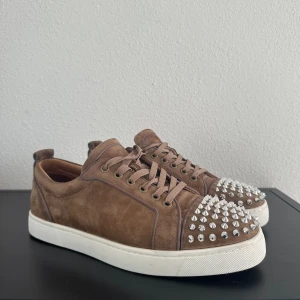 Christian Louboutin skor - snygga och trendiga loubs i storlek 42 i begie mocka, är i sjukt bra skick , mockan är helt som ny men sulan är lite smutsig men går lätt av me en våtservett🤩. ingen box tillkommer tyvärr men kvitto har jag kvar. KAN GÅ NER I PRIS☺️🤩