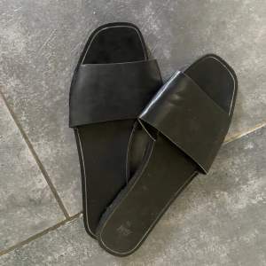 Svarta sandaler från hm i fake läder, superbra till sommaren när man är vid poolen😋