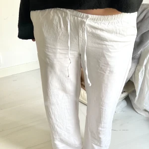 Linnebyxor - Vita linnebyxor från gina tricot🤍🤍använda ett fåtal ggr🫶🏼