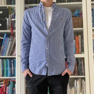 Ralph Lauren Skjorta - Säljer nu en riktigt fräsch raffe skjorta. Super skick 9/10. Nypris 1699. Mitt pris 499☀️. Storlek S och slimfit. Skjortan är perfekt inför sommaren och riktigt fräsch. Vid frågor eller funderingar är det bara att skriva🌟